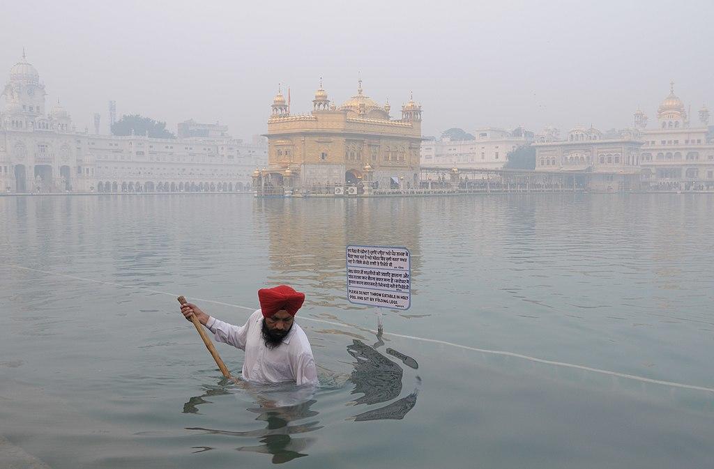 Seva at Sri Harmandir Sahib