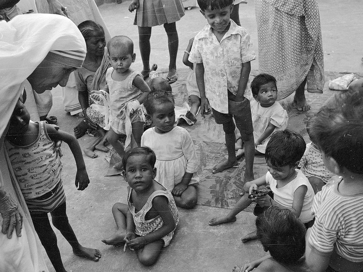 Mother Teresa with poor children