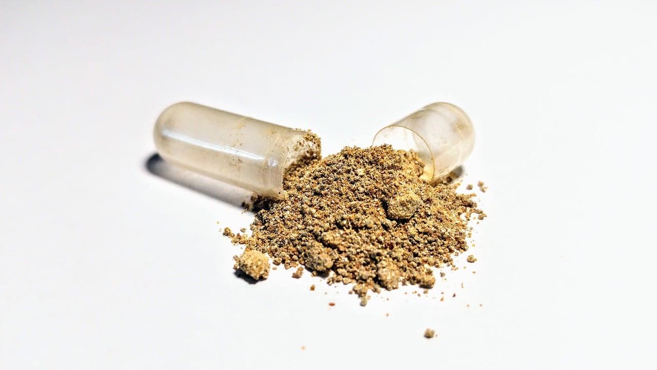a capsule of ashwagandha powder opened up