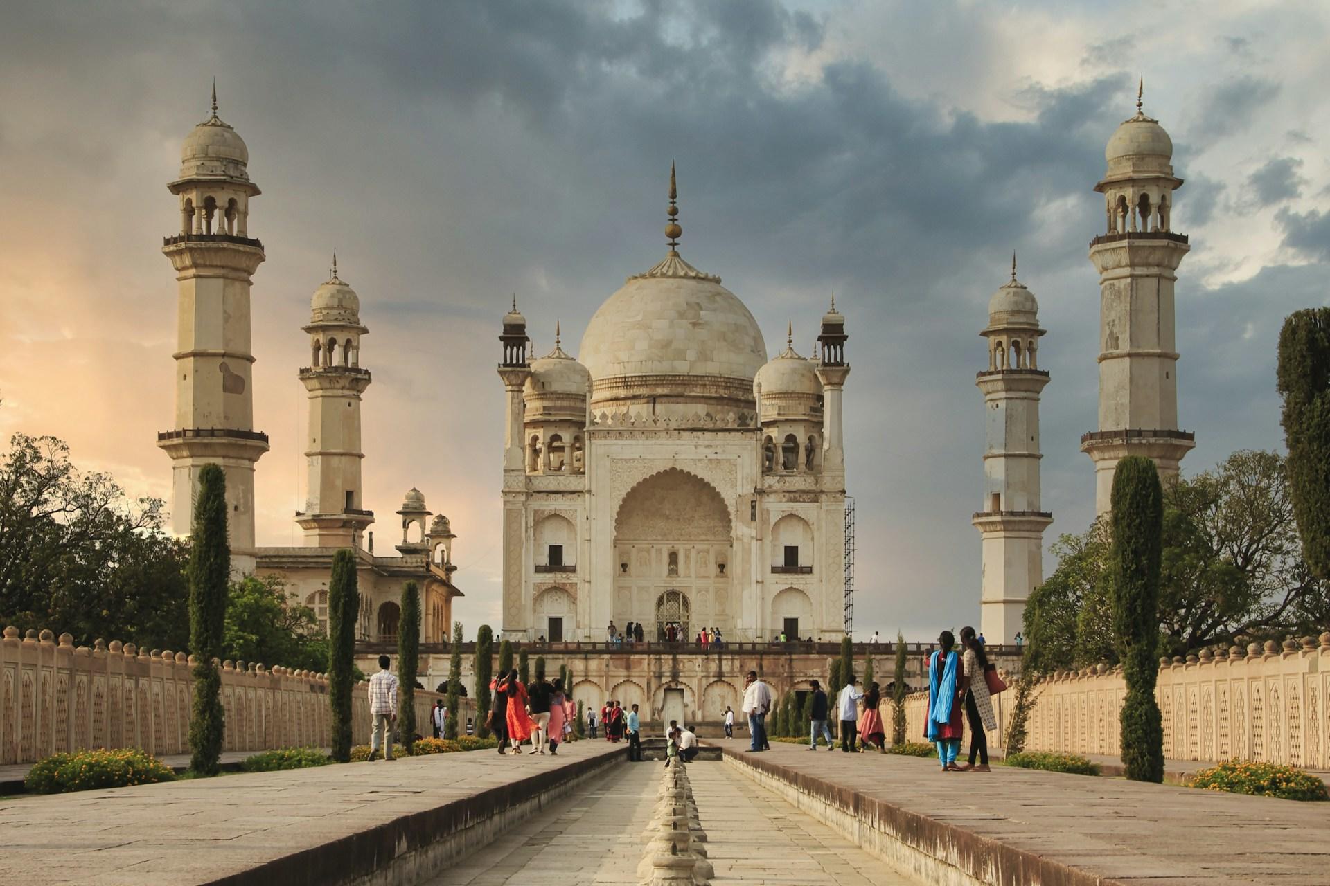 Bibi ka Maqbara mosque at the end of a road