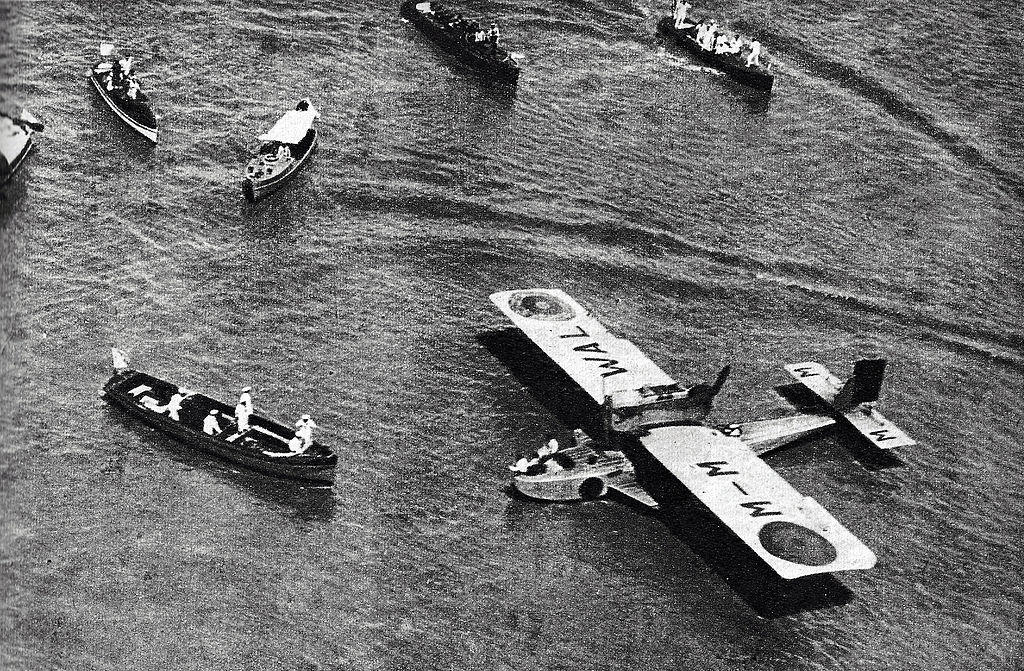 A black and white photo showing the Plus Ultra flying boat (plane) floating in the Rio de la Plata