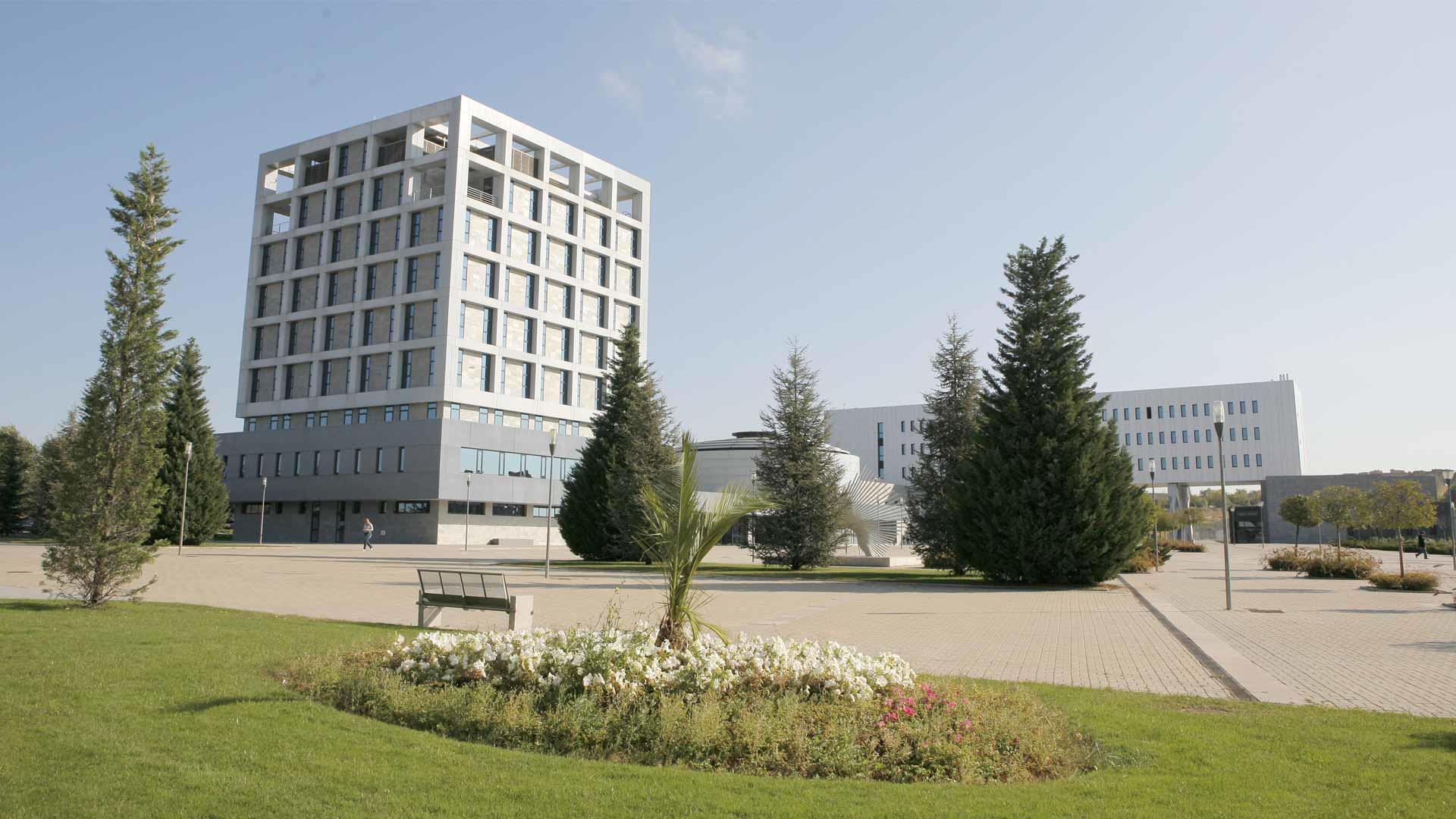 Be a student in Madrir for a semester or a year