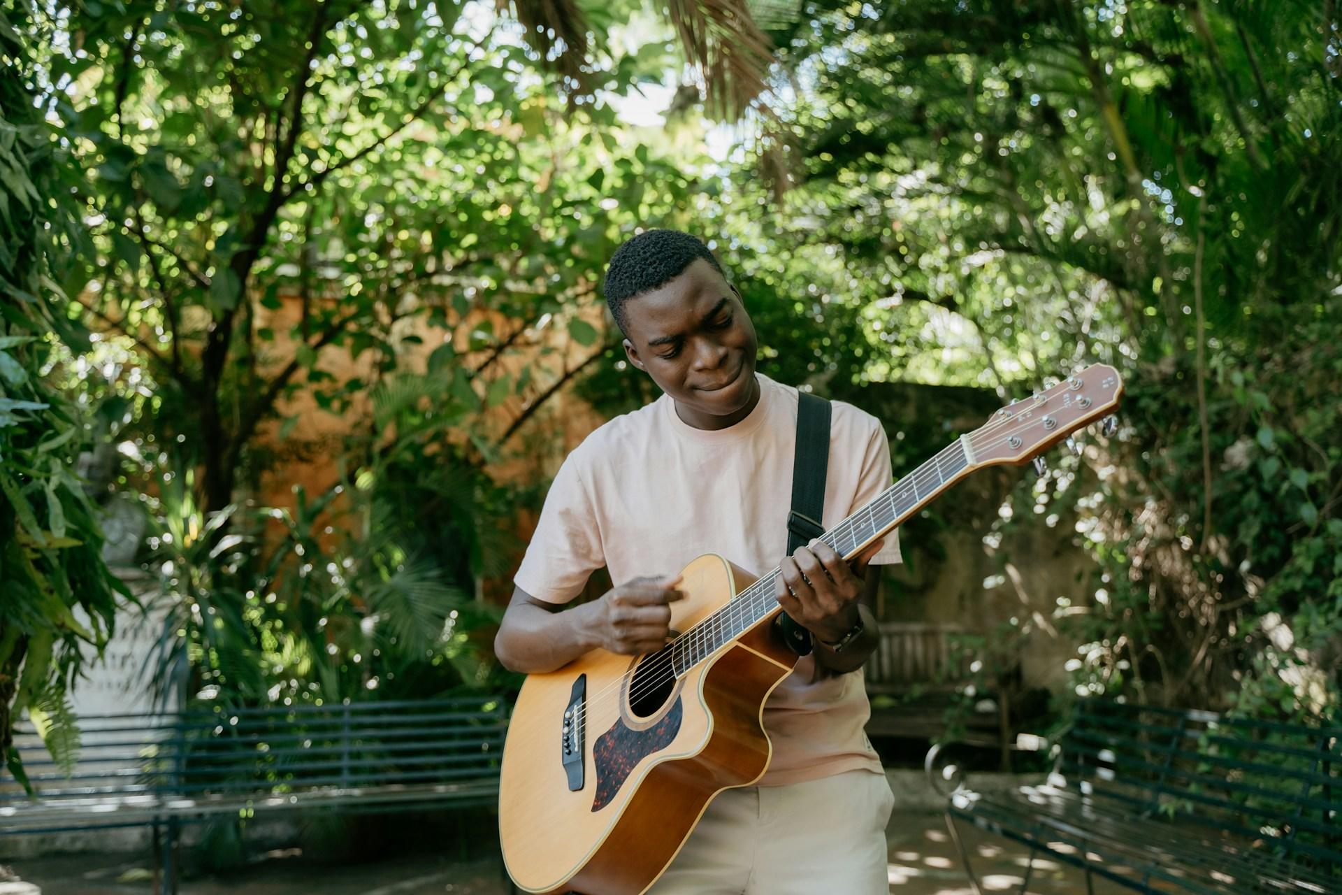 Un ragazzo che suona la chitarra 