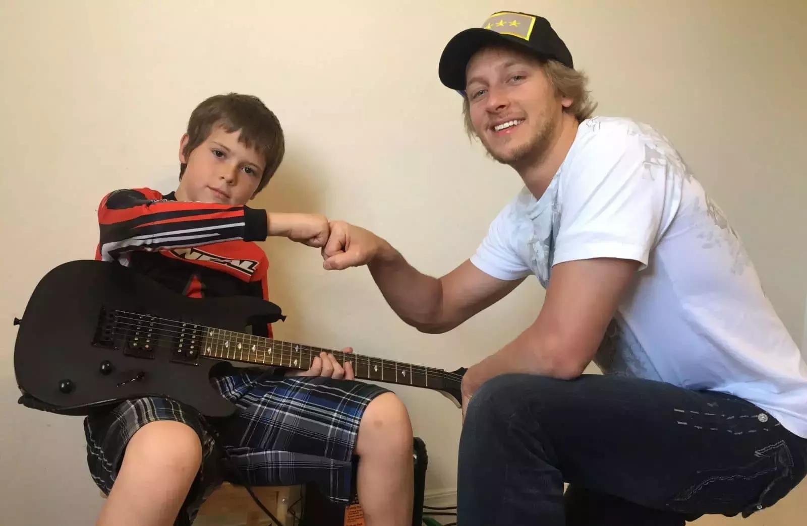 La chitarra aiuta a sentirti meglio con te stesso e ad apprezzare le tue qualità.