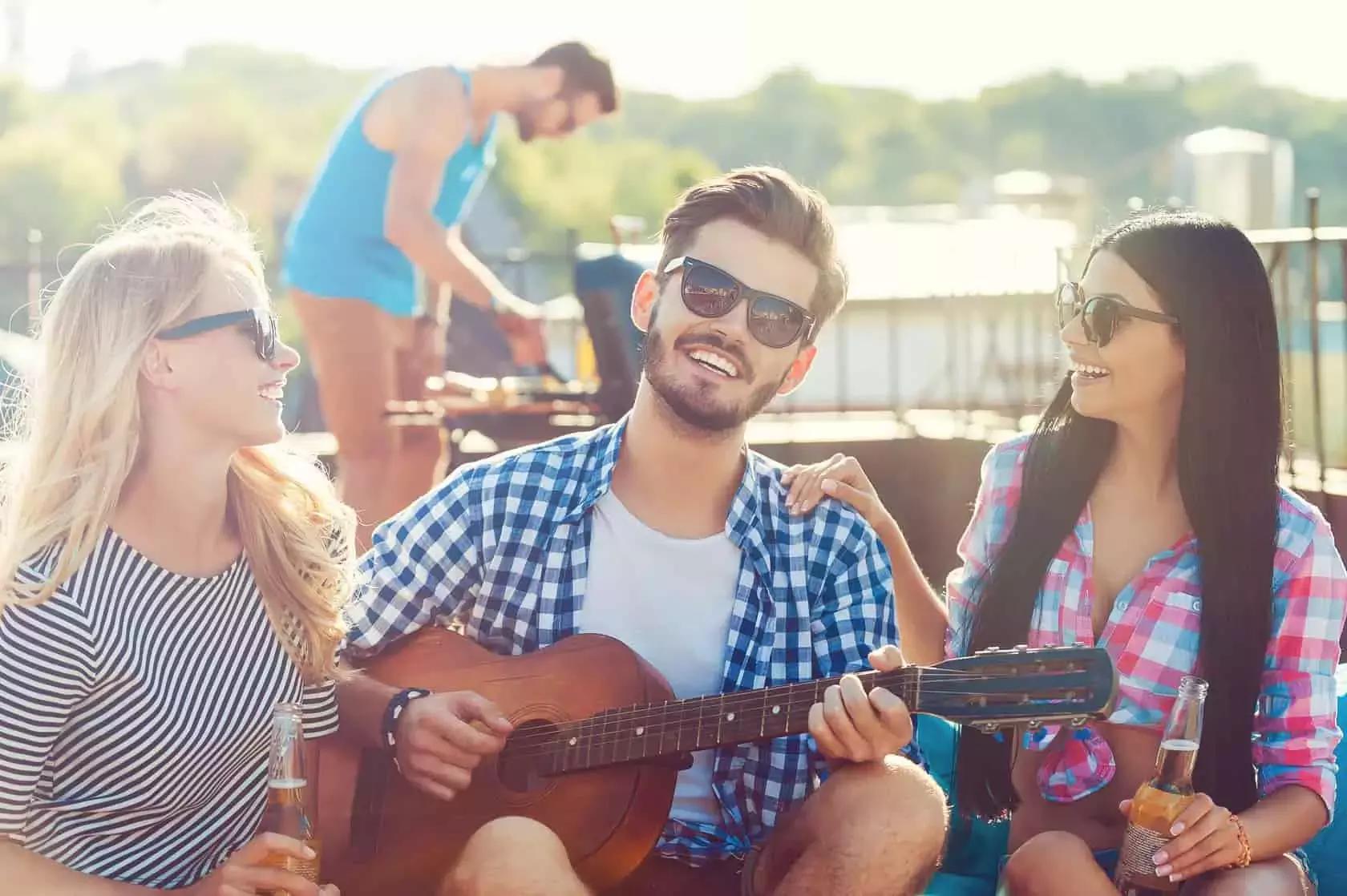 La chitarra e la seduzione sono un binomio indissolubile.