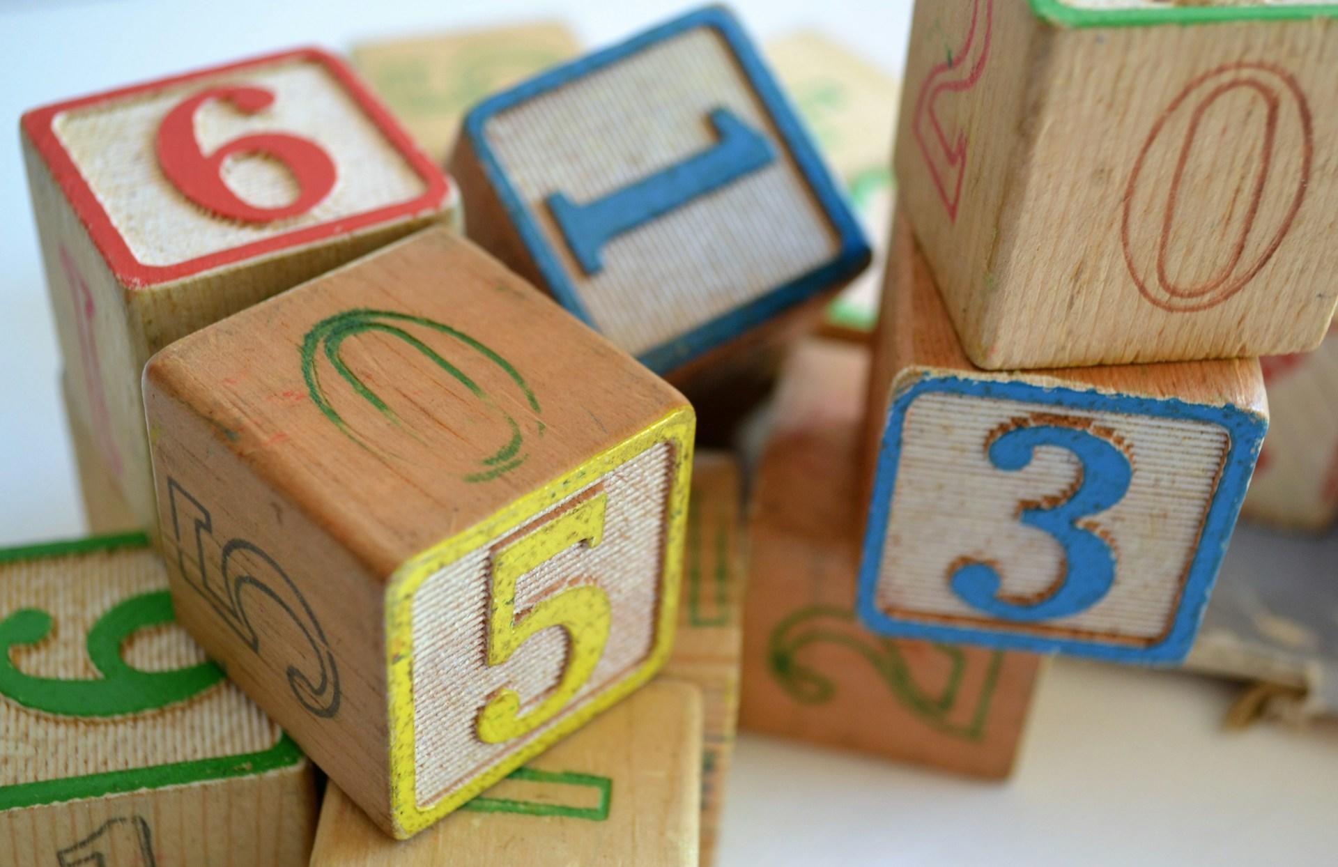 Cubi con cifre per imparare a contare.