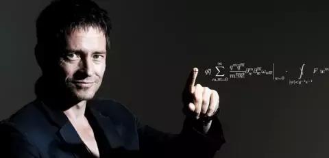 Frenkel, russo ebreo di origine, vive e lavora negli Stati Uniti ed è noto per l'accostamento tra amore e matematica