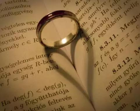 Secondo la numerologia il 5 è il numero magico, perché rappresenta graficamente due diversi che tentano di completarsi a vicenda.