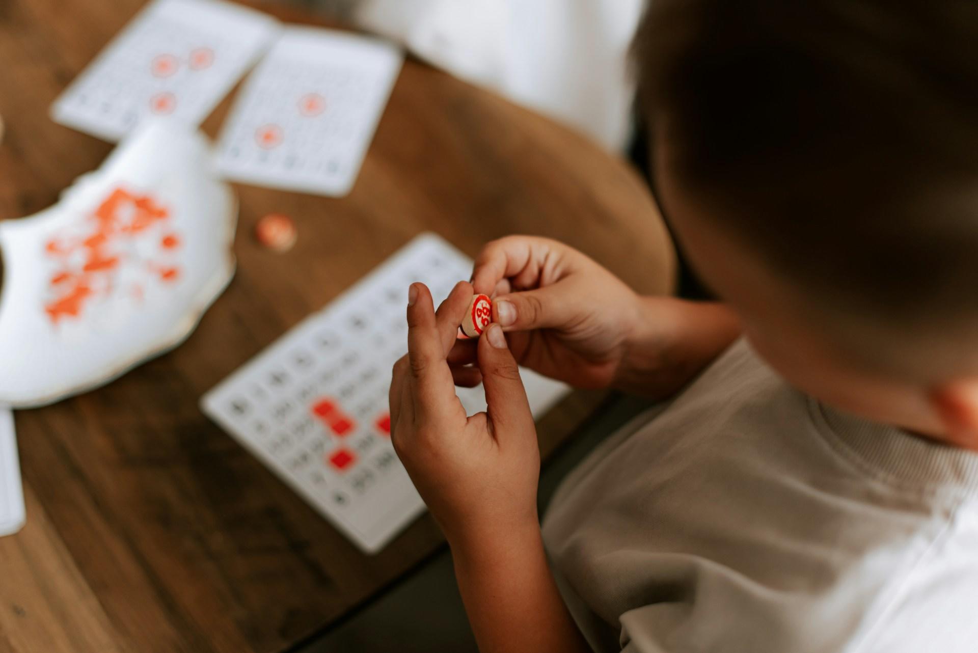 Un bambino gioca a bingo.