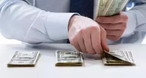 la formula matematica per calcolare il proprio stipendio all'ora.