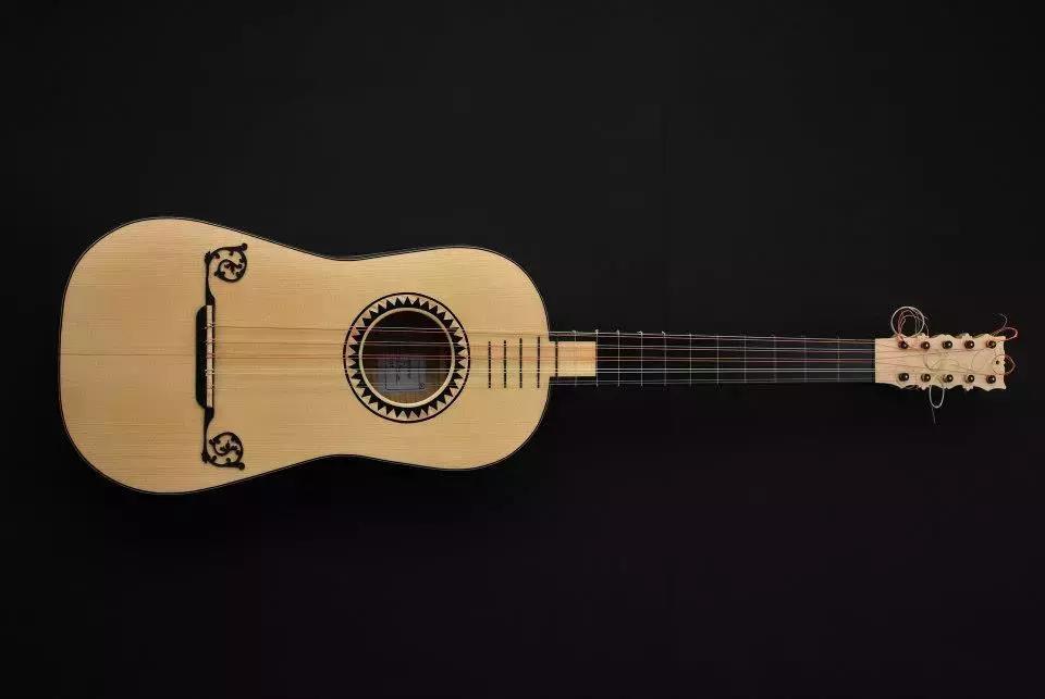 La chitarra barocca è l'antenata della chitarra moderna.