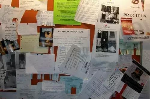 Nei negozi di quartiere si trovano tanti annunci di lezioni private.