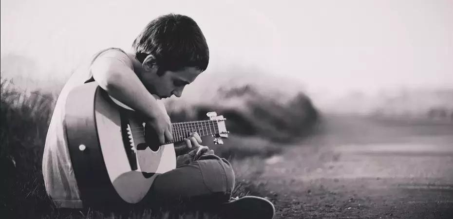 Si può imparare a suonare la chitarra a tutte le età!