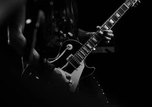 Segui i nostri consigli per scegliere la chitarra da principianti più adatta a te