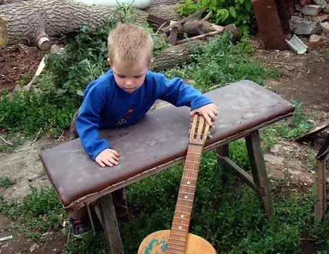 Quali sono i vantaggi dell'imparare a suonare la chitarra da bambini?