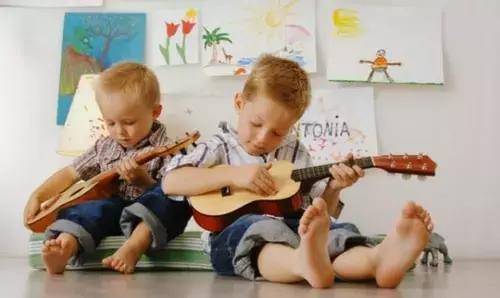 Per i più piccoli, bisogna scegliere una chitarra adatta!