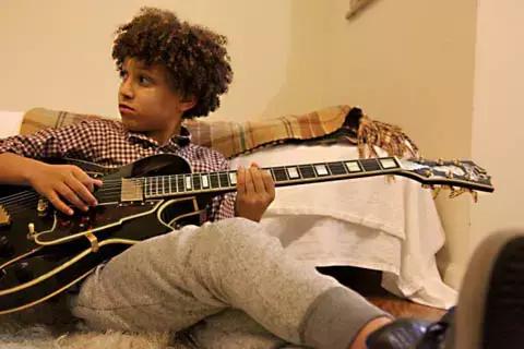 La chitarra insegna ai bambini a diventare adulti.