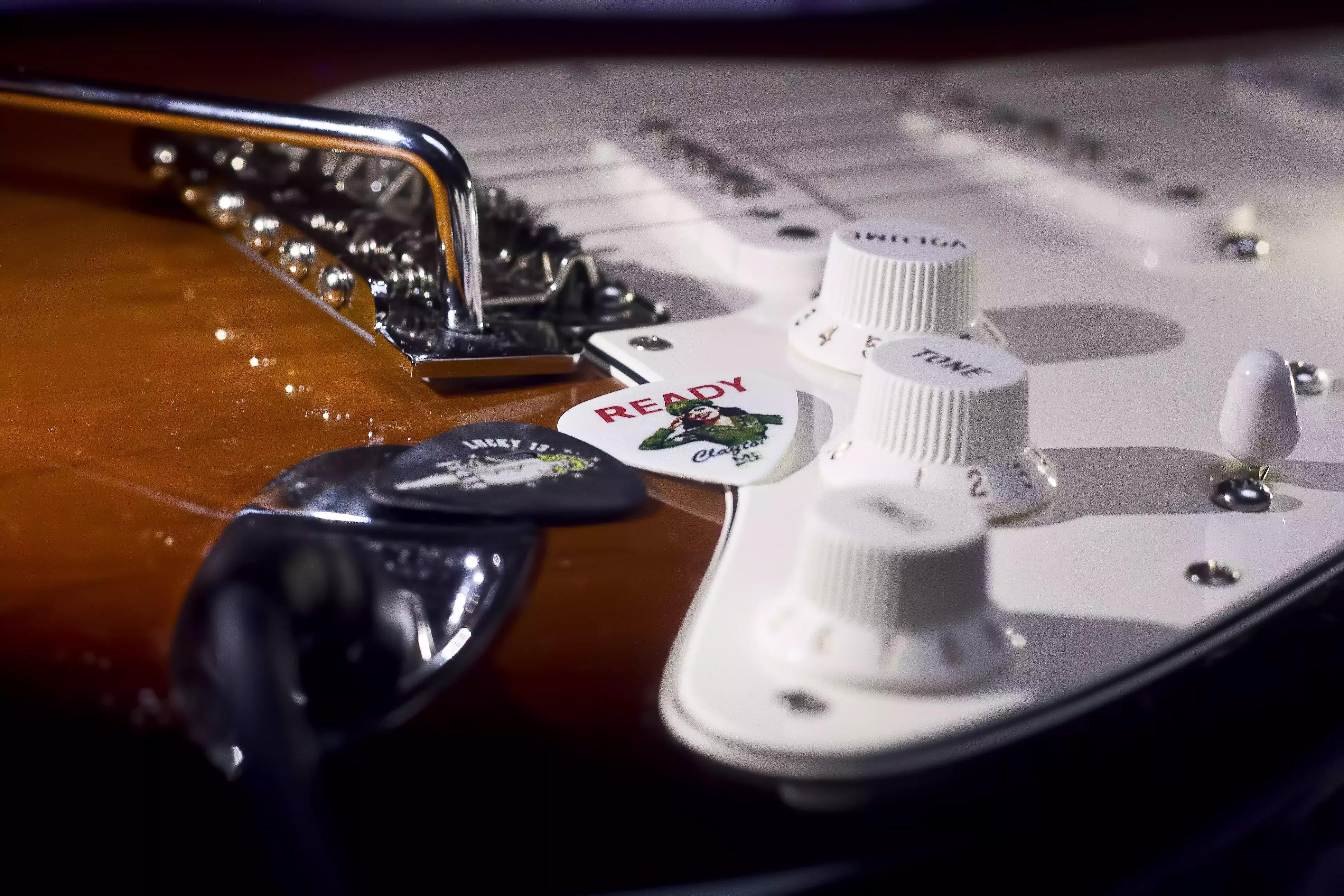 I vari accessori utili per cambiare le corde della chitarra.