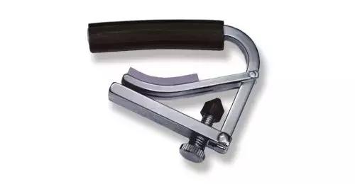 Il capotasto è lo strumento ideale per accompagnare il canto con la chitarra.