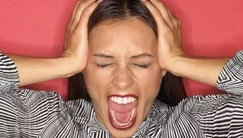 Le tecniche per limitare il propagarsi del suono della chitarra.