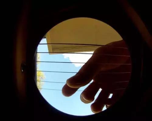 Se sei timido e temi il pubblico puoi sempre offrire corsi di chitarra via webcam