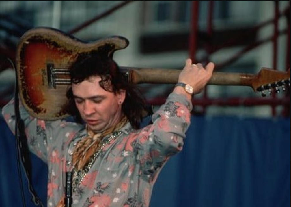 Se sei mancino gira le corde, il manico o usa una qualunque altra soluzione per suonare la chitarra. Non hai nessun limite, solo infinite possibilità!