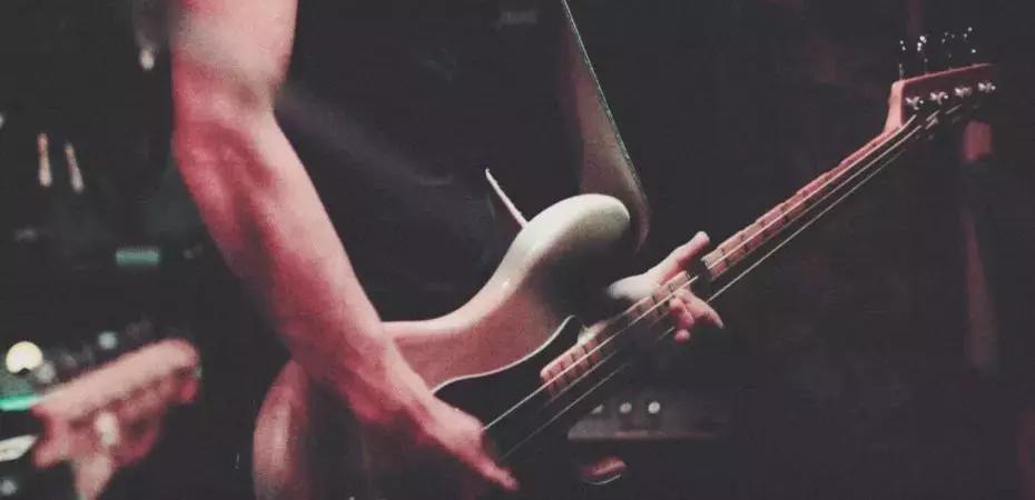 Da che parte cominciare a insegnare la chitarra ai bambini?