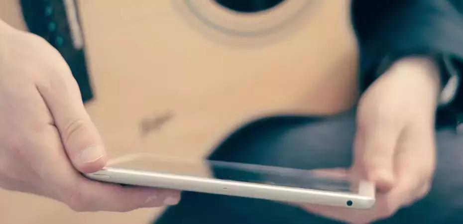 L'insegnante di chitarra ti assiste anche tra una lezione e l'altra con le videoconferenze