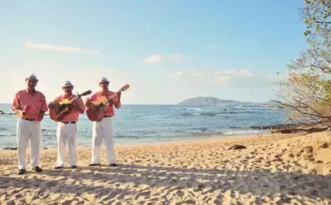 Con i corsi di chitarra su internet l'insegnante può dare corsi ovunque si trovi, anche in spiaggia