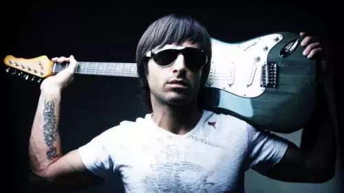 Un cantante-chitarrista ottiene subito molta fama