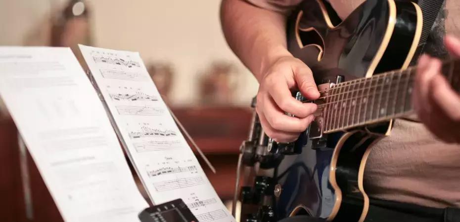 Le diverse modalità per l'apprendimento di uno strumento a corde