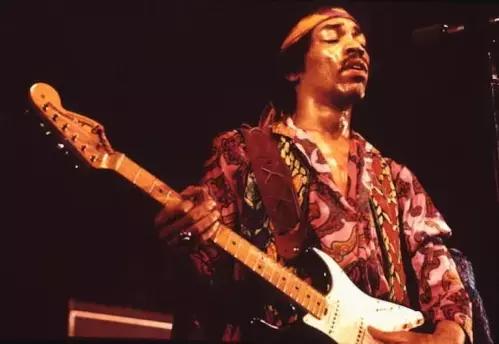 Allenarsi tutti i giorni, costantemente, alternando pezzi difficili a pezzi facili, ti permetterà di diventare un bravo chitarrista un giorno