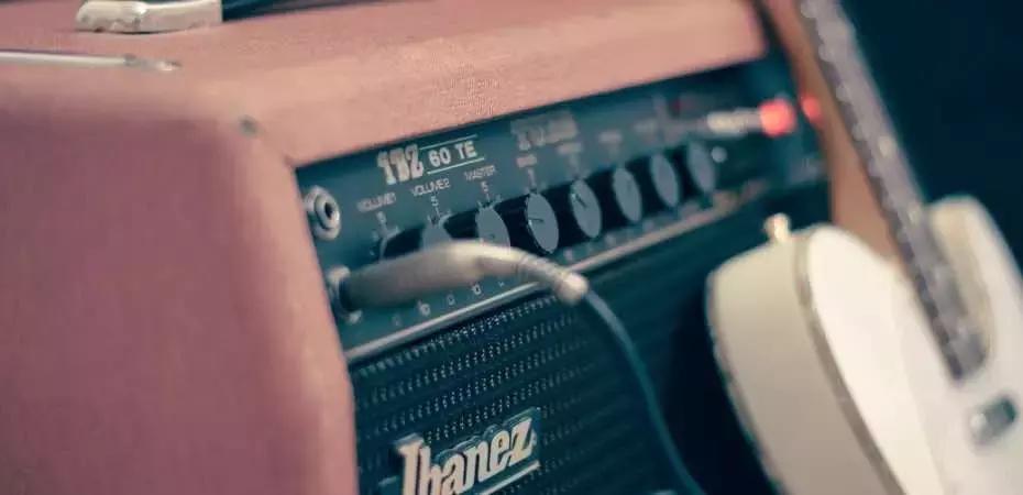 Risparmiare i vicini e i genitori dal rumore della chitarra.