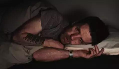 Impara come fare meno rumore con la chitarra.