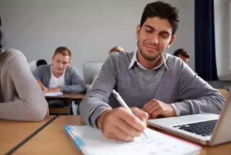 Studenti che danno lezioni a studenti più giovani