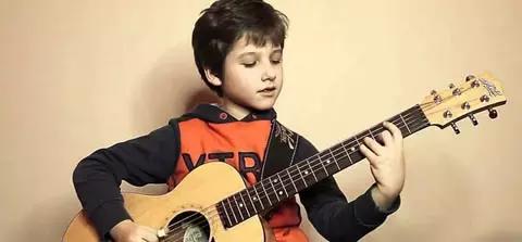 La chitarra favorisce la concentrazione e la memoria.