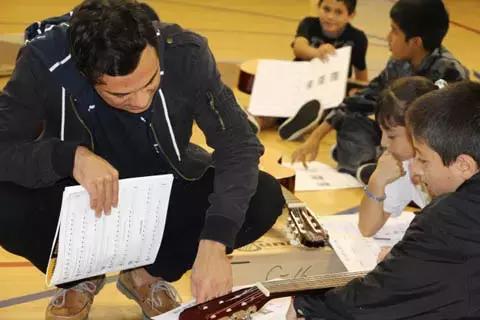 I benefici sui bambini di un corso di chitarra.
