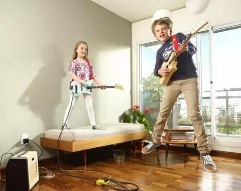 Le lezioni private aiutano i bambini ad imparare la chitarra.