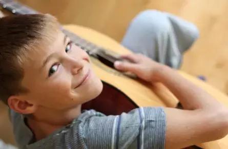 Quali competenze sviluppa un bambino suonando la chitarra?