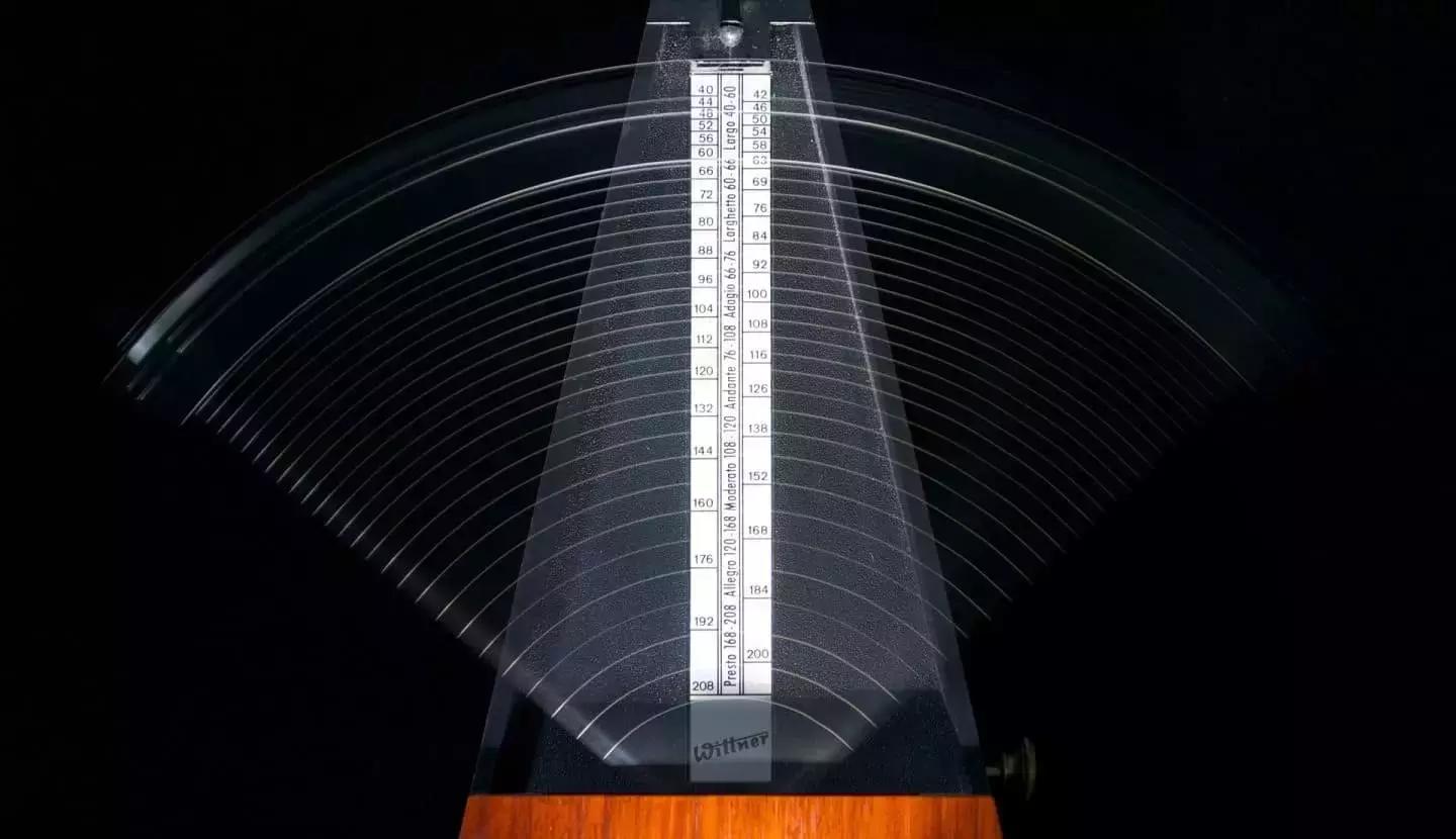 Suonare la chitarra a orecchio va bene, ma aiutati con un metronomo per non perdere il ritmo. 