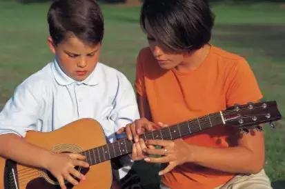 La scelta del giusto insegnante di chitarra ti aiuta a raggiungere gli obiettivi che ti sei prefissato