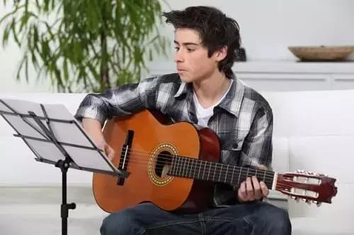 Per imparare a suonare la chitarra puoi scegliere di frequentare una scuola di musica della tua città!