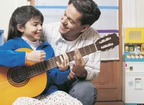 Il modo migliore per imparare a suonare la chitarra è con un insegnante