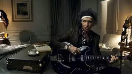 Suonare la chitarra a casa con discrezione.