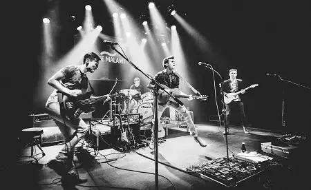 Suonare davanti al pubblico con la propria band.