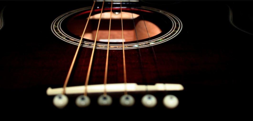 Se cerchi consigli e trucchi per imparare a suonare la chitarra rivolgiti a un insegnante, altri chitarristi più esperti e fai appello alla tua passione.