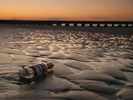 Per farsi pubblicità, lanciare bottiglie a mare non è un modo efficace per far passare i tuoi messaggi!