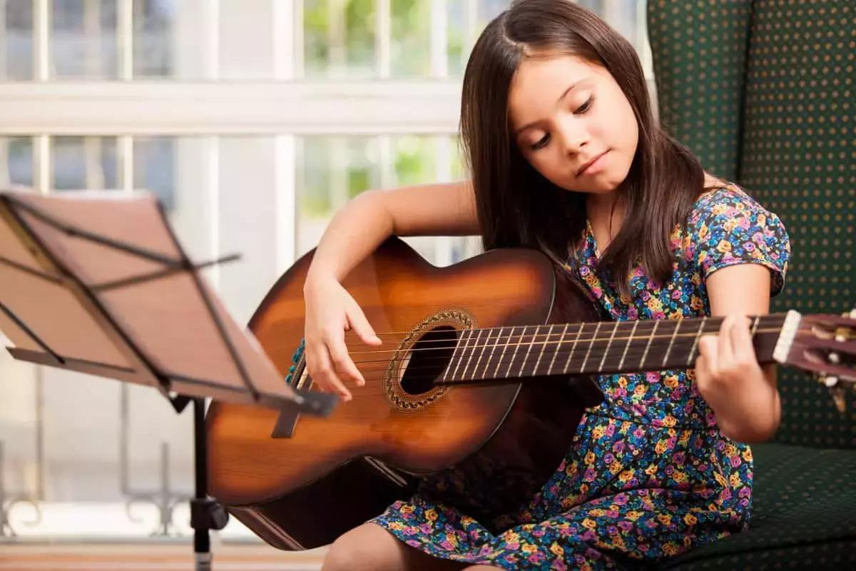 Nel capoluogo siciliano quasi tutte le scuole di musica adottano metodologie ad hoc per insegnare la chitarra ai bambini. 