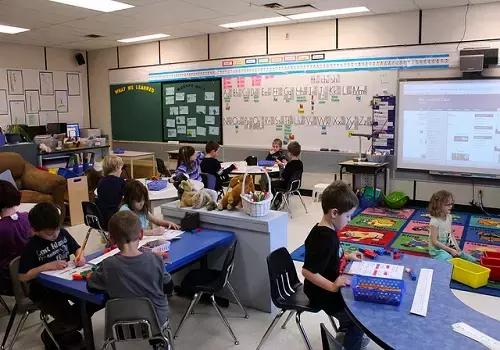 Il professore di lezioni private deve organizzare gli stage in modo da consentire agli studenti di gestire anche l'attività scolastica tradizionale.