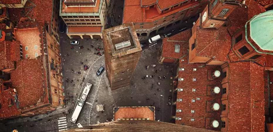 I consigli su dove studiare lo strumento a 6 corde a Bologna, tra scuole di musica, Conservatori e lezioni private.